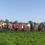 Marché en pleine nature lors d'une marche en Fillière, ambiance conviviale avec de nombreux participants.