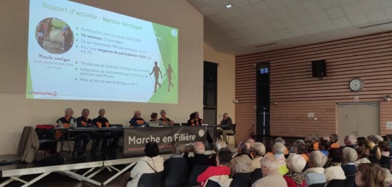 Pratique de marche nordique en salle lors d'une réunion d'information.