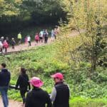 Marche en forêt Fillière, groupe de randonneurs en nature, activité de plein air et balades.