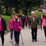 Marche en Fillière avec groupe de randonneurs dans la nature, activités de plein air, tour pédestre, environnement rural, loisir santé.