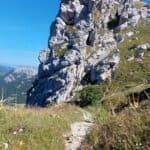 Roche rocheuse en pleine nature dans la vallée de Fillière, paysage de montagne en plein air.