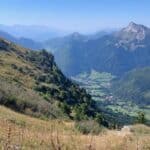 Paysage de montagne en vallée avec sentiers de marche et nature, excursion en Filliere.